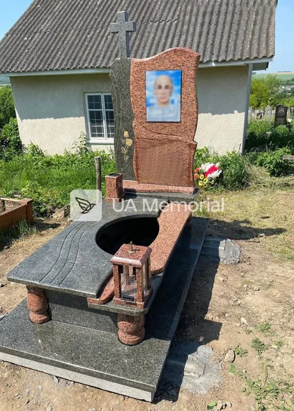 Одинарний пам'ятник 121