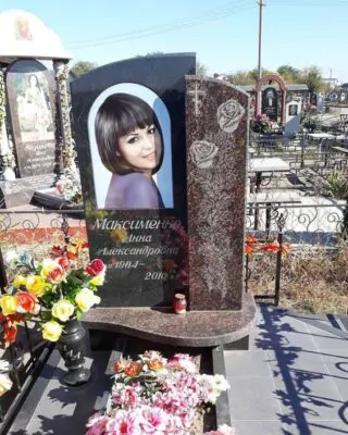 Пам'ятник на могилу жінки