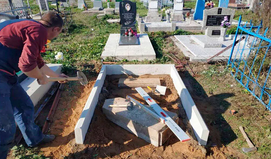 Заміна старого пам’ятника на кладовищі